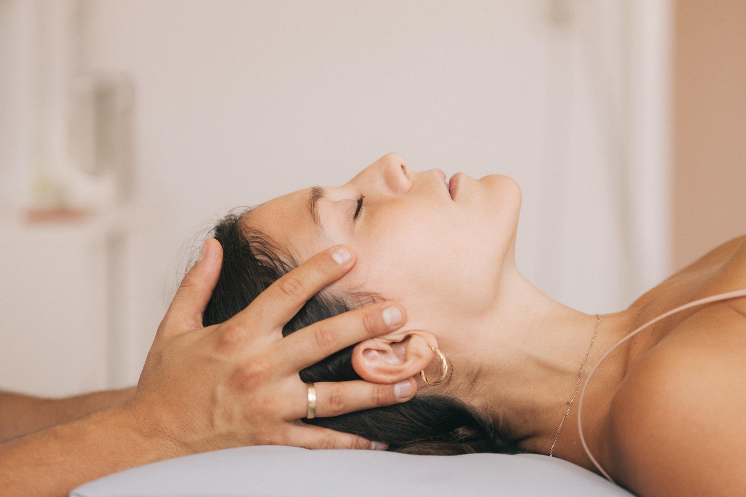 Relaxed patient during craniosacral osteopathy in Mallorca