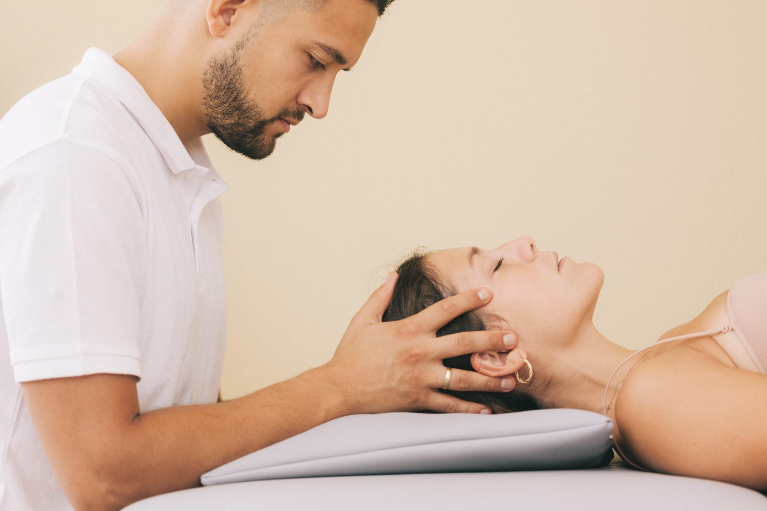 Craniosacrale osteopathische Behandlung am Kopf auf Mallorca